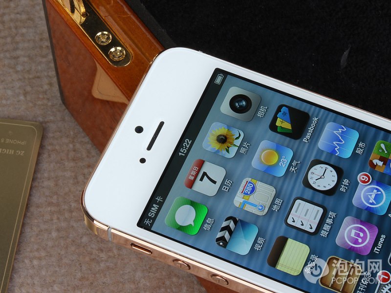 �����ȴ�iPhone5��ɫ�涨�Ƶ�õ����˵�𣬿��������Ժ�û���κ����⣬һ��ո�µ�iPhone5��������֮ǰС���Ѿ�װ��һЩӦ�ý��в��ԣ�û���κ����⡣����ڱ������ý������iPhone4��˵��ȫ�µ�iPhone5��Ŀ��˺ܶ࣬����������Ƶ�������������������ٶȡ���Ϸ���鷽�棬���Ƿǳ��ǳ����ġ�Ŀǰ������iPhone5��iPhone4����������������������ֲ���Ҫ��ϸߣ�ǿ�ҽ��鹺��iPhone5��