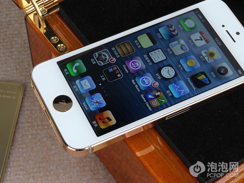 �����ǰ��ɫ�治ͬ�����ZG��˾���Ƶ�iPhone5���ݻ�һ��չ�ֵĸ������쾡�¡����˸����˺�����⣬������������������Home��Ҳ�����ˣ�Ϊ������졣����ӡ�д�д��ĸZ�������ܵ����ָû��ݻ���һ�档���Ҹ�Ϊ��Ҫ���Ƕ��ƺ��Home����ʹ�������ȡ������ָз��棬��ƻ���ٷ���Ʒ��iPhone5�����κ�����������һ��ʱ���Ժ�Ҳδ�����κ����⡣����ZG��˾�������շ��棬���ǱȽϸߵġ�