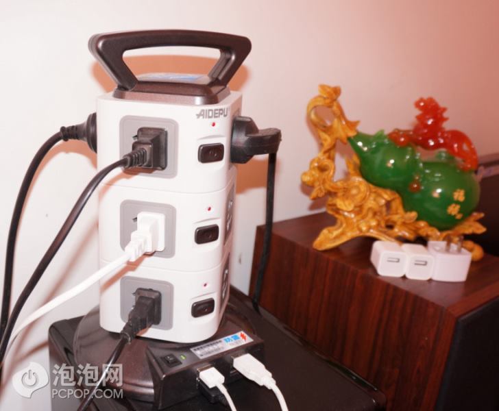 ������Ĳ��߰�ܶ࣬��Ϊ��������̨̨ʽ�������ϸ��ּҵ磬������ĽӲ���Ҫ��6�ڡ�9�ڲ��߰嶼�������������ˡ� ǰ����ӵ��ӵĲ��߰��ϻ����ܳ���˲���·�Ͳ�ڷŻ𻨵������������������޿��������˲��߰塣 ������߰�ô����Ǻ����Ľӿڣ�����ʮ�����������ŵĽӿڣ��������ź���Ҫ������ĸ����ܿ��usb�ӿڣ�֮ǰ�ܶ�iPad�Ͱ�׿�ֻ��ĳ��ͷ�������¸��ˡ�ȱ����������������Ļ���