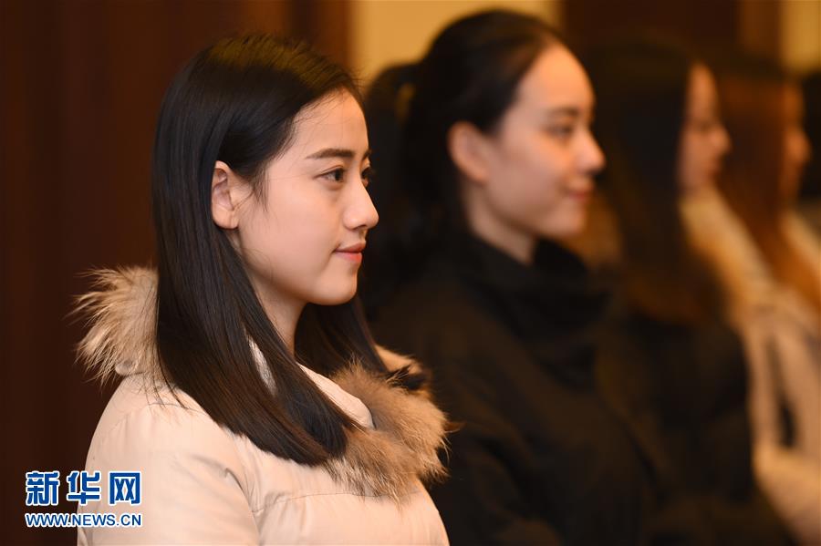 12月10日，第二届世界互联网大会的大学生礼仪队志愿者在浙江乌镇主会场接受培训。 新华社记者黄宗治摄 