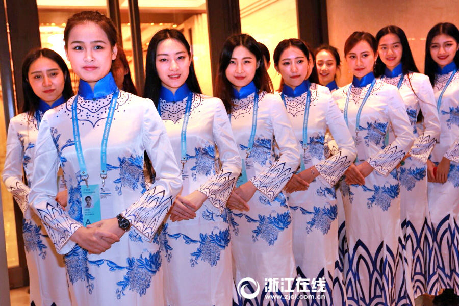 大学生礼仪身穿第二届世界互联网大会的青花瓷旗袍亮相。