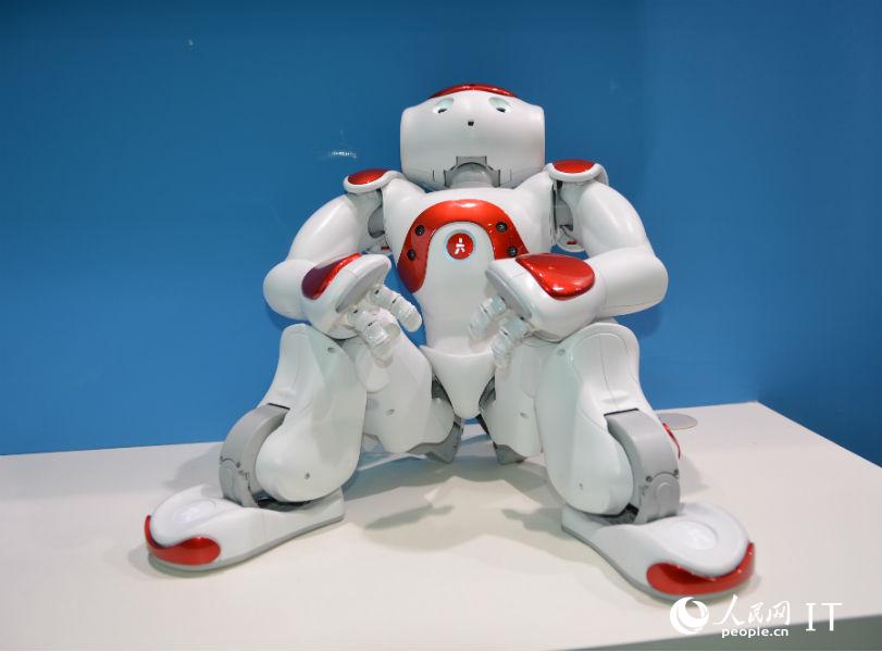 在互联网之光博览会上，各种形态各异的机器人成为大家关注的焦点。（摄影：邓志慧）