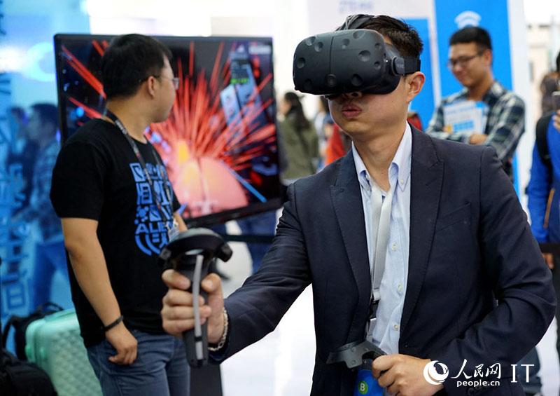 虚拟现实设备加上体感器材，让观众非常投入