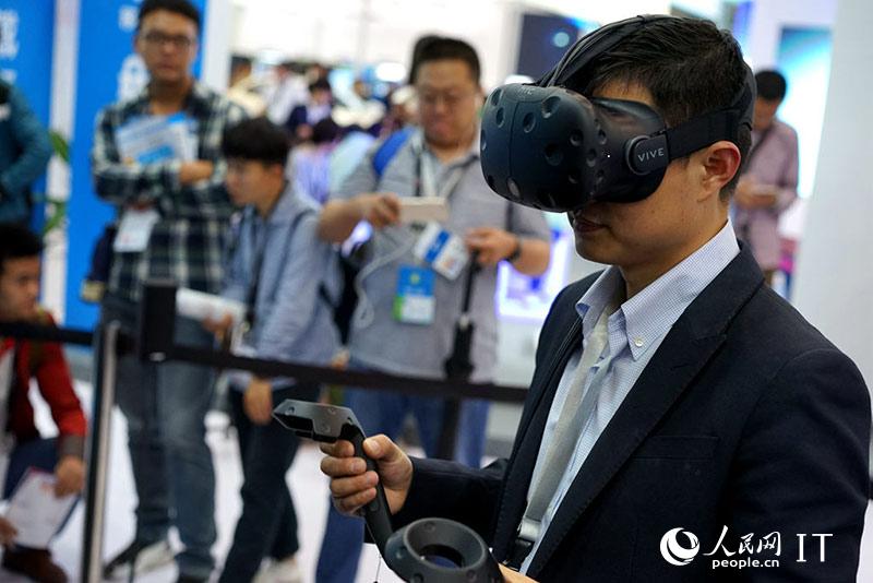贵阳数博会观众正在体验虚拟现实设备
