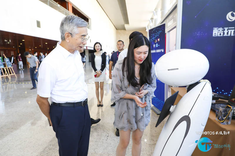中國工程院院士倪光南參觀酷玩科技展台