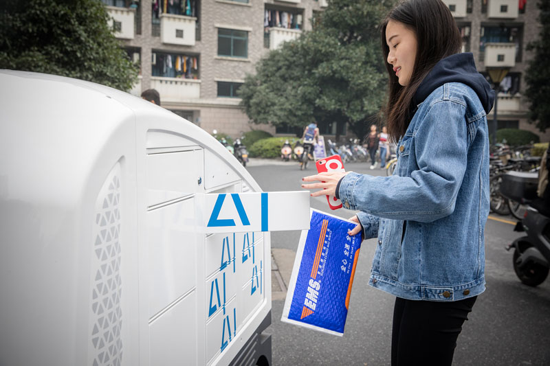 在藍田宿舍區，一位女生驚喜地發現，給她送來包裹的是一個萌萌的機器人。她隻要通過手機操作，就能開櫃提取快遞。