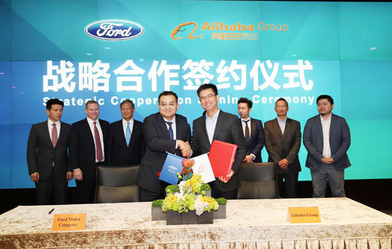 福特汽车（中国）有限公司董事会主席兼首席执行官罗冠宏（前排左）与阿里巴巴集团资深副总裁、阿里云总裁胡晓明（前排右）分别代表两家公司签署了战略合作协议