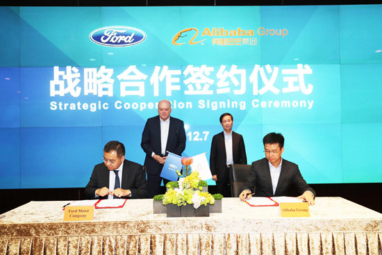 阿裡巴巴集團首席執行官張勇（后排右）與福特汽車公司總裁兼首席執行官韓愷特 (后排左)於7日在杭州見証了雙方合作意向書的簽署