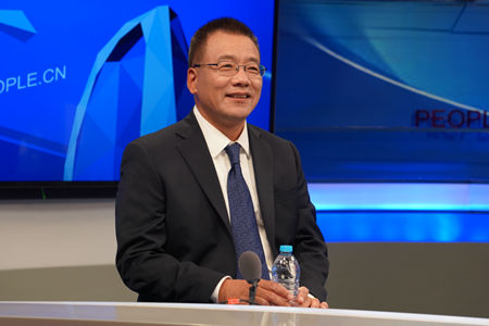 戴尔科技集团大中华区总裁黄陈宏博士在人民网视频访谈间。