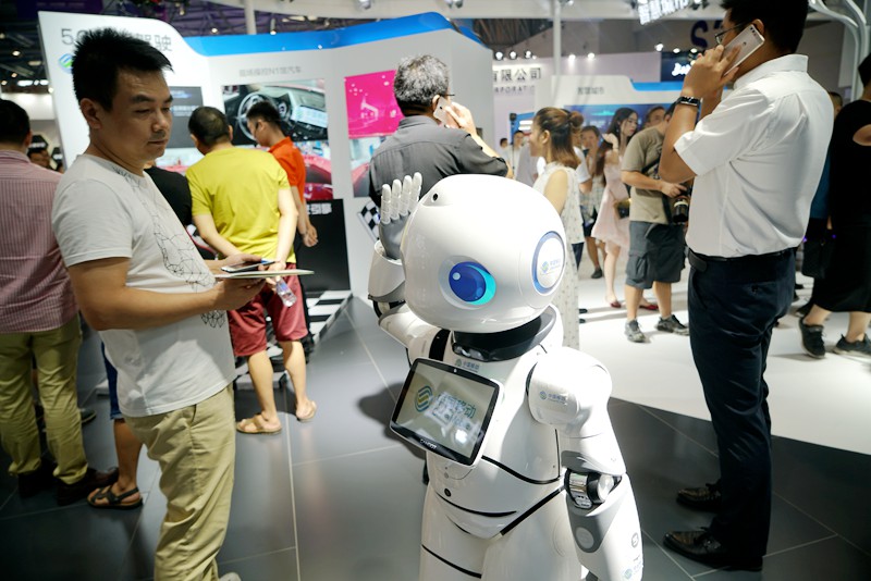 中國移動展台上的引導機器人舉手示意