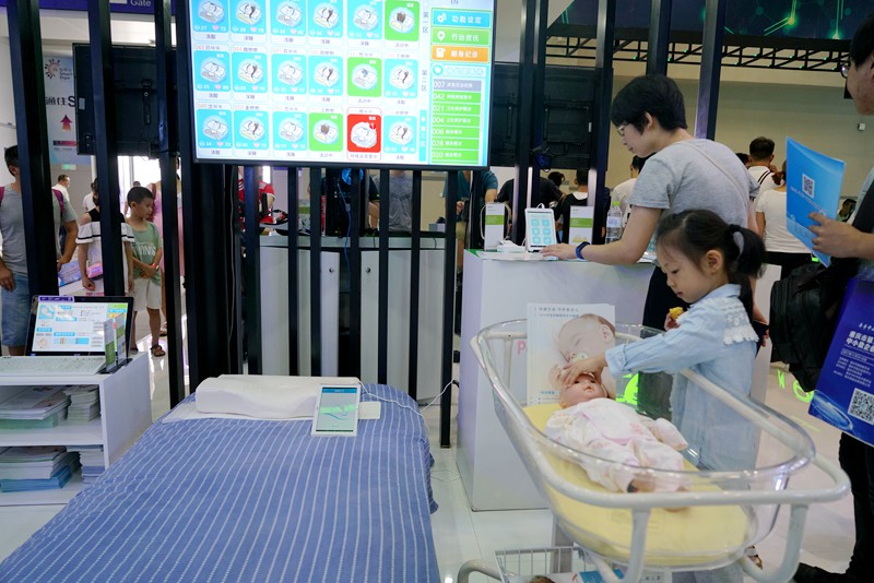 智博會上展示的智能嬰兒床，可監控多項嬰兒身體指標