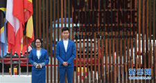 浙江外國語學院的志願者在烏鎮迎接參會嘉賓