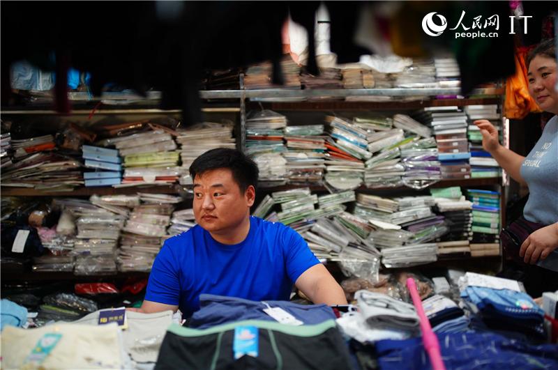 王雪雷 休息時在自家的紡織品店幫助妻子