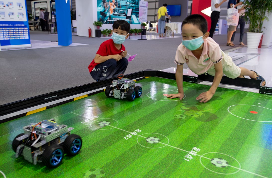 9月25日，在“互聯網之光”博覽會上，小朋友正在操控龍芯機器人進行足球比賽。人民網記者 翁奇羽攝