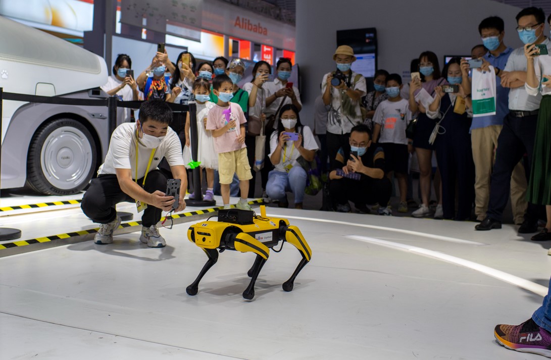 9月25日，在“互聯網之光”博覽會上，機器狗吸引了眾多參觀者的目光。人民網記者 翁奇羽攝
