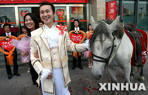 苏州街头上演白马王子求婚记--IT