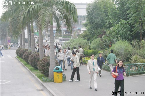 第10页:数十万员工的厂区 午饭时间人潮人海--